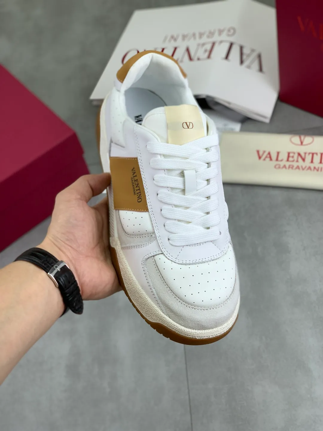 Men's men's shoes 💰P600 New model Latest Valentino Valentino V family new casual young fashion trend sports shoes Full of vitality No age limit Very light and comfortable on the feet Packaging Original purchase and development Production of goods Various color combinations are eye-catching Activate the charming sunny boy Shoe design combines coolness with daily style Full of street style Multi-color options!   Fabric: original material splicing/first-layer cowhide Lining: imported cowhide/original logo sweat-absorbent and breathable foot pad Outsole: TPU foam lightweight material outsole Brand injection insole Code number: 38-46 Full set of packaging Color: 3️⃣ colors available